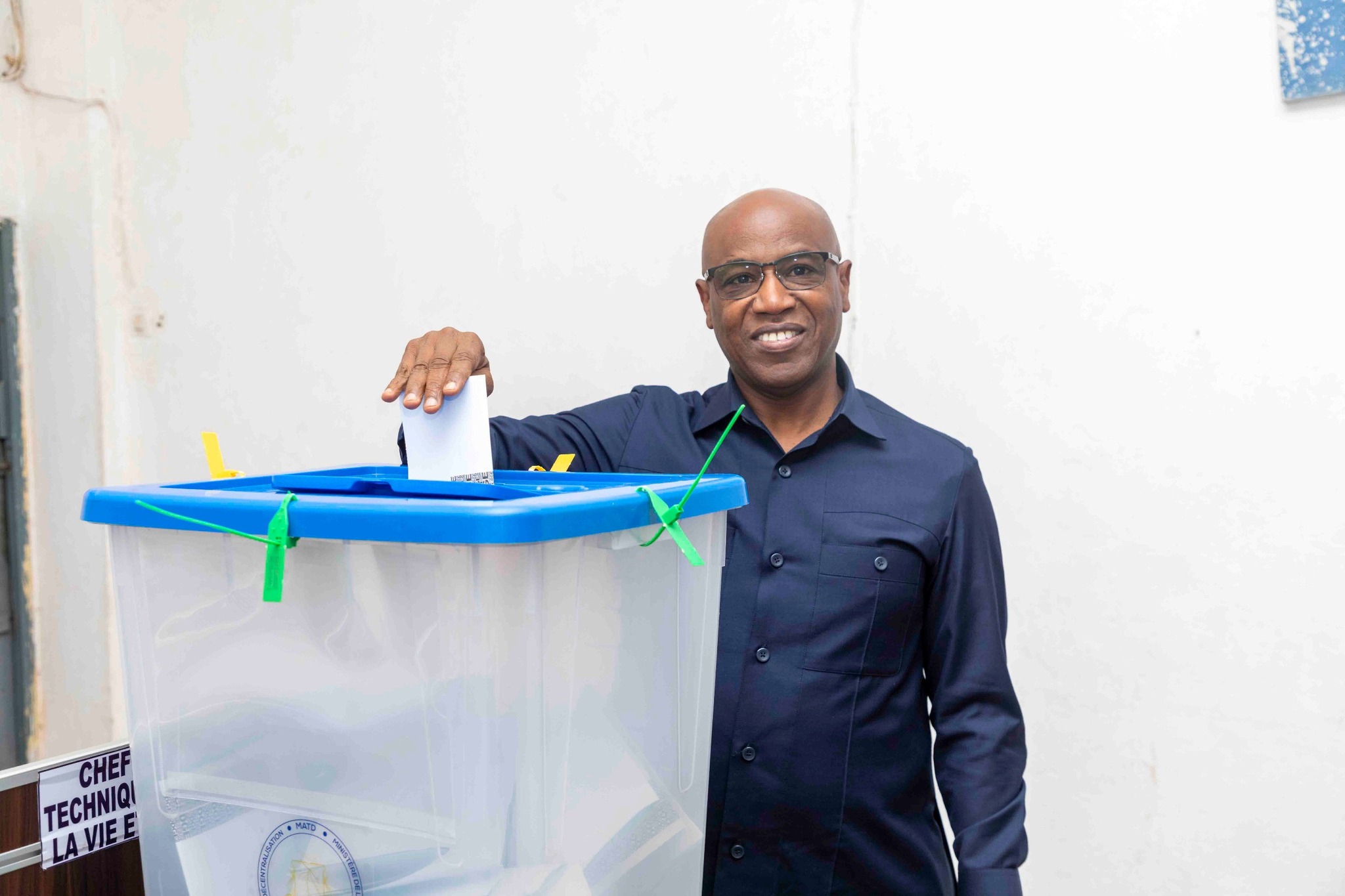 Présidentielle 2025 : le Ministre du Budget accomplit son devoir civique au Lycée Donka